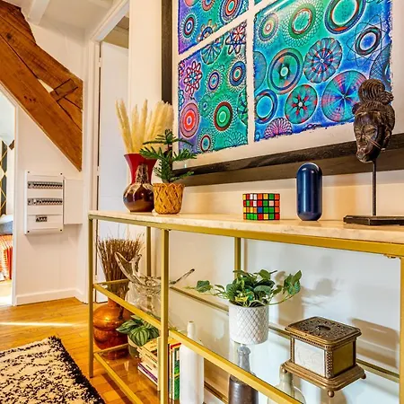 Art & Curiosity Cabinet Style With Paris View, Des Ammonites Meudon