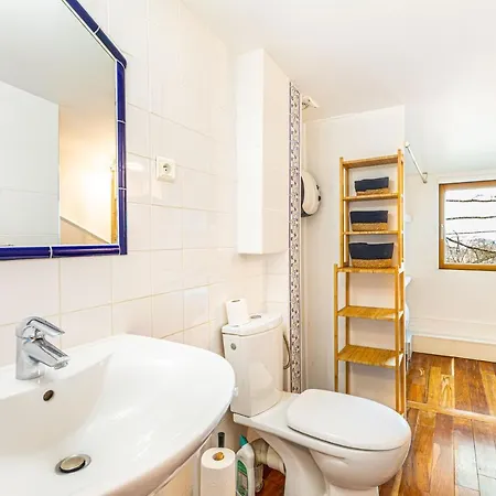 Art & Curiosity Cabinet Style With Paris View, Thomas Cozy Apartamento
